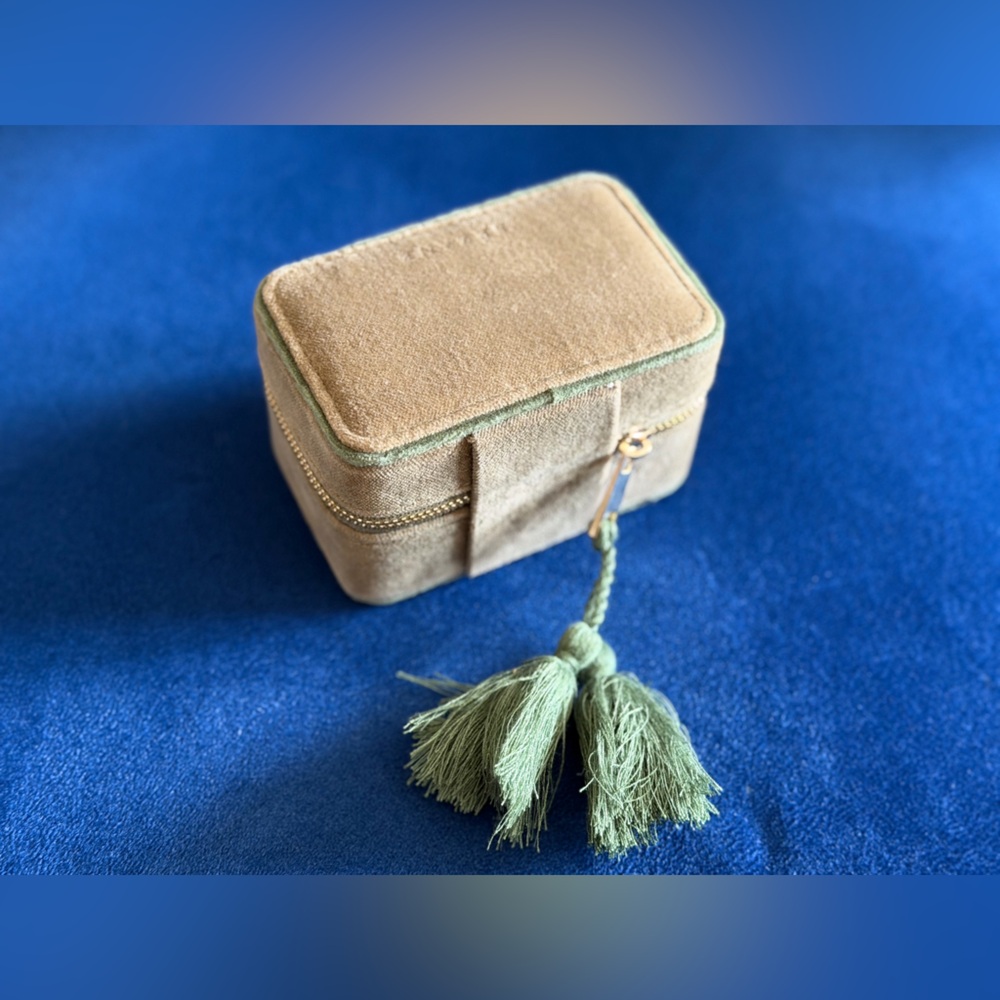 🇫🇷 NWOT ✨ Sézane Velvet Travel Jewelry Case, Green - Picture 4 of 6